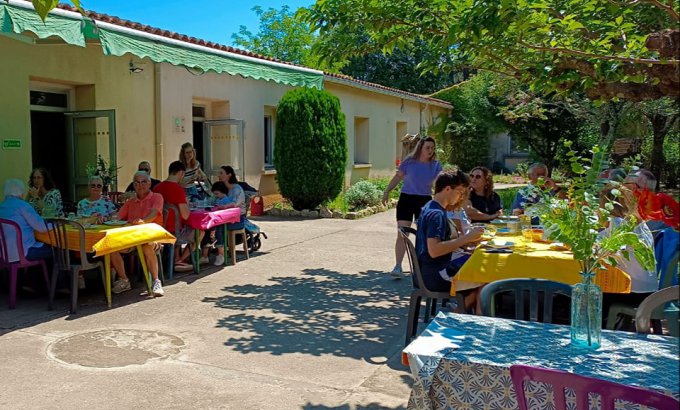 Un repas en terrasse, ça vous dit ? Un repas en terrasse, ça vous dit ?